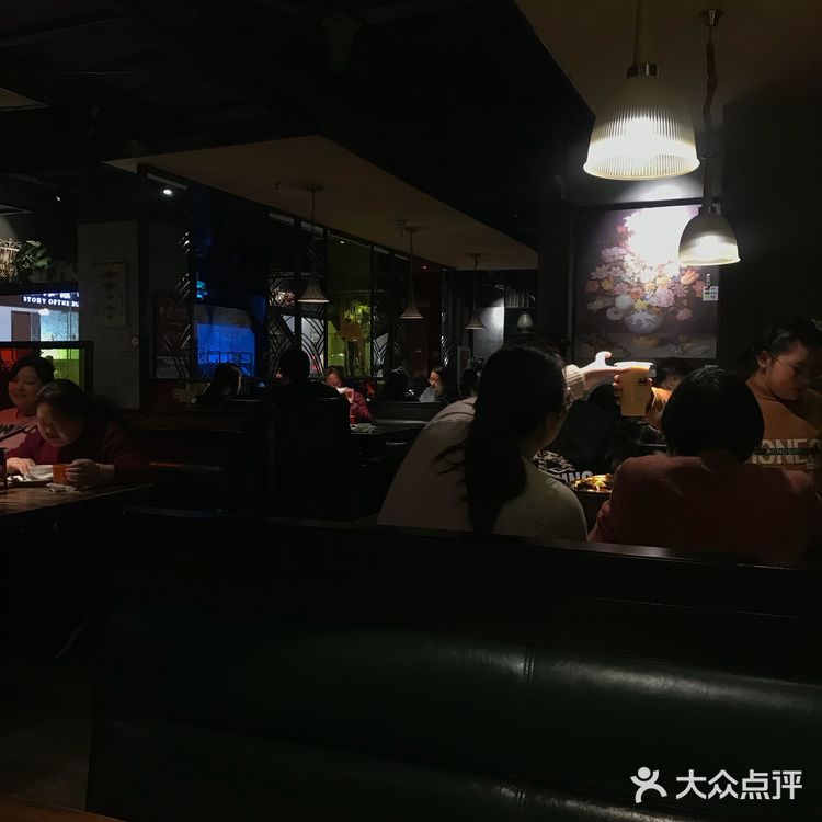 装修比较简单，光线有点黑，整体还是有些不一样的格调