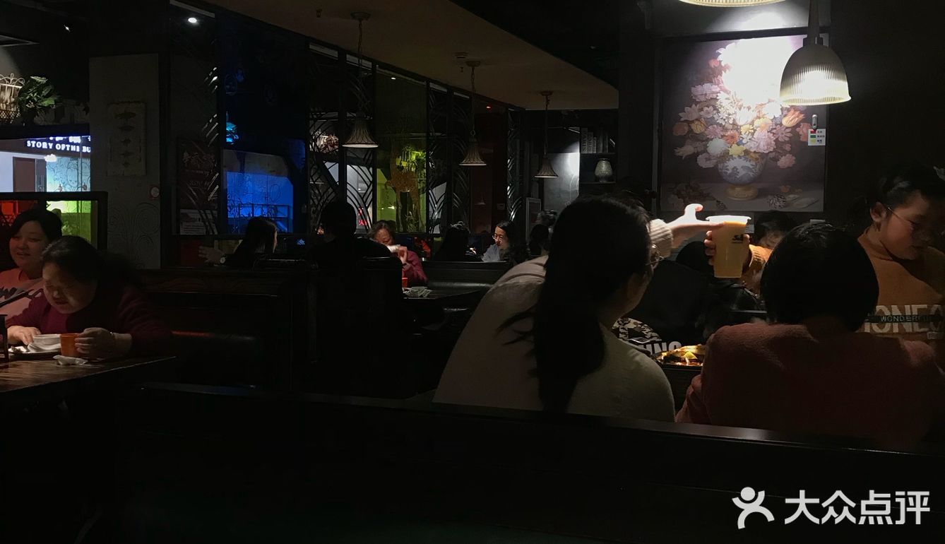 装修比较简单，光线有点黑，整体还是有些不一样的格调
