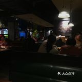 装修比较简单，光线有点黑，整体还是有些不一样的格调