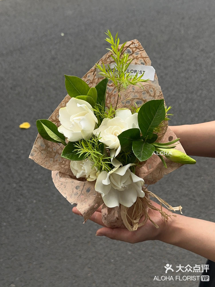 52 关注 藏在口袋里的栀子花 我想带你回到学生时代的午后校园#手捧花