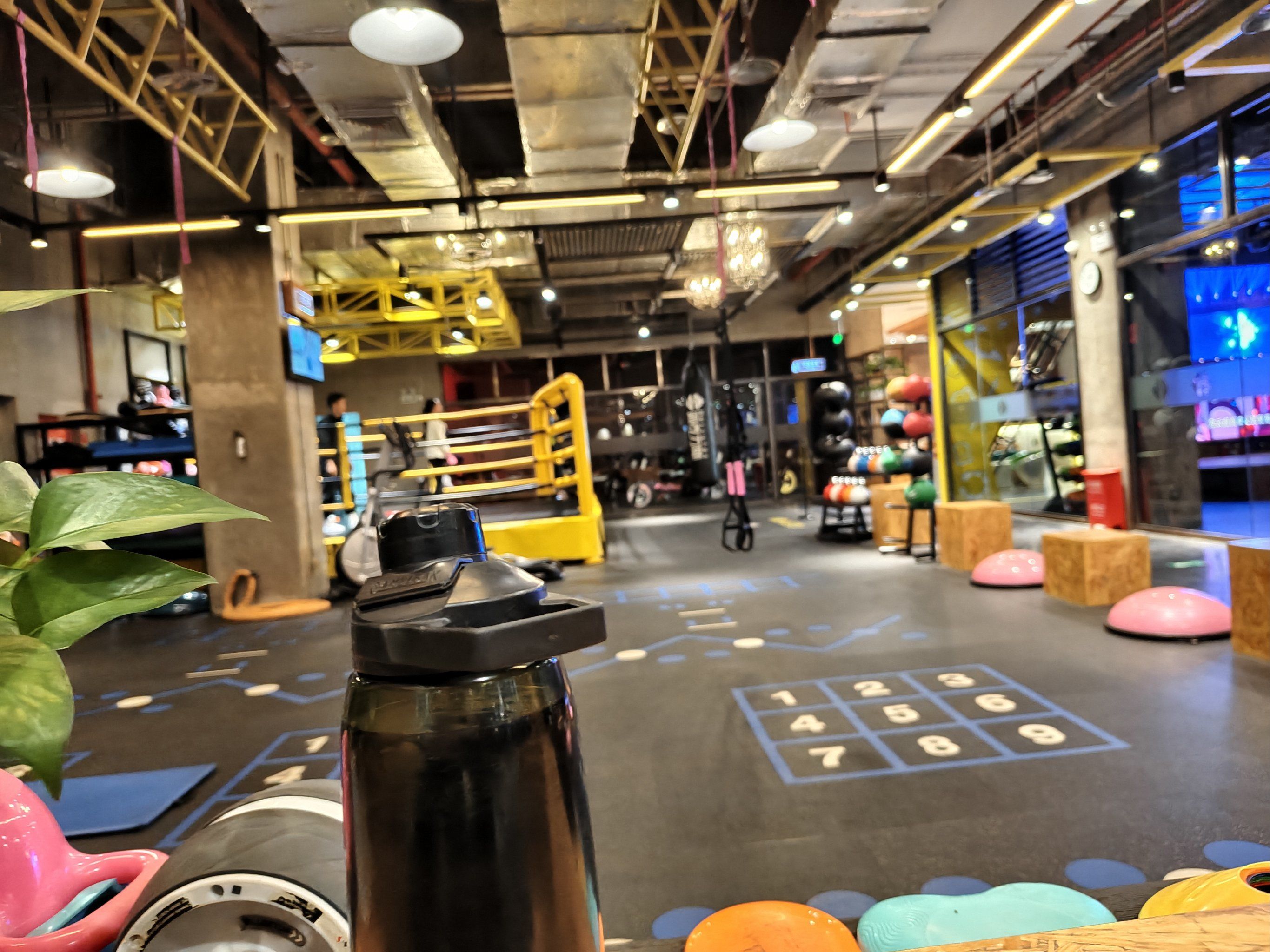 在这边练了一段时间,然后感觉整体还是挺不错的,和之前的健身房还是有