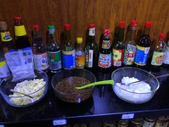 自助调料区-果松木炭酸菜铜火锅·外婆参鸡汤