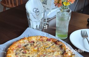 Small Red Sauce Bacon Mushroom Pizza