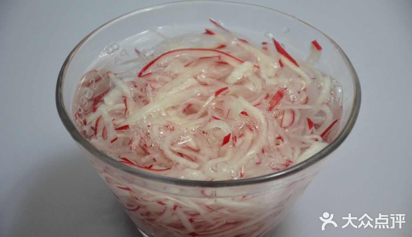 萝卜丝 冬天菜市场不到6点就已经亮起了路灯