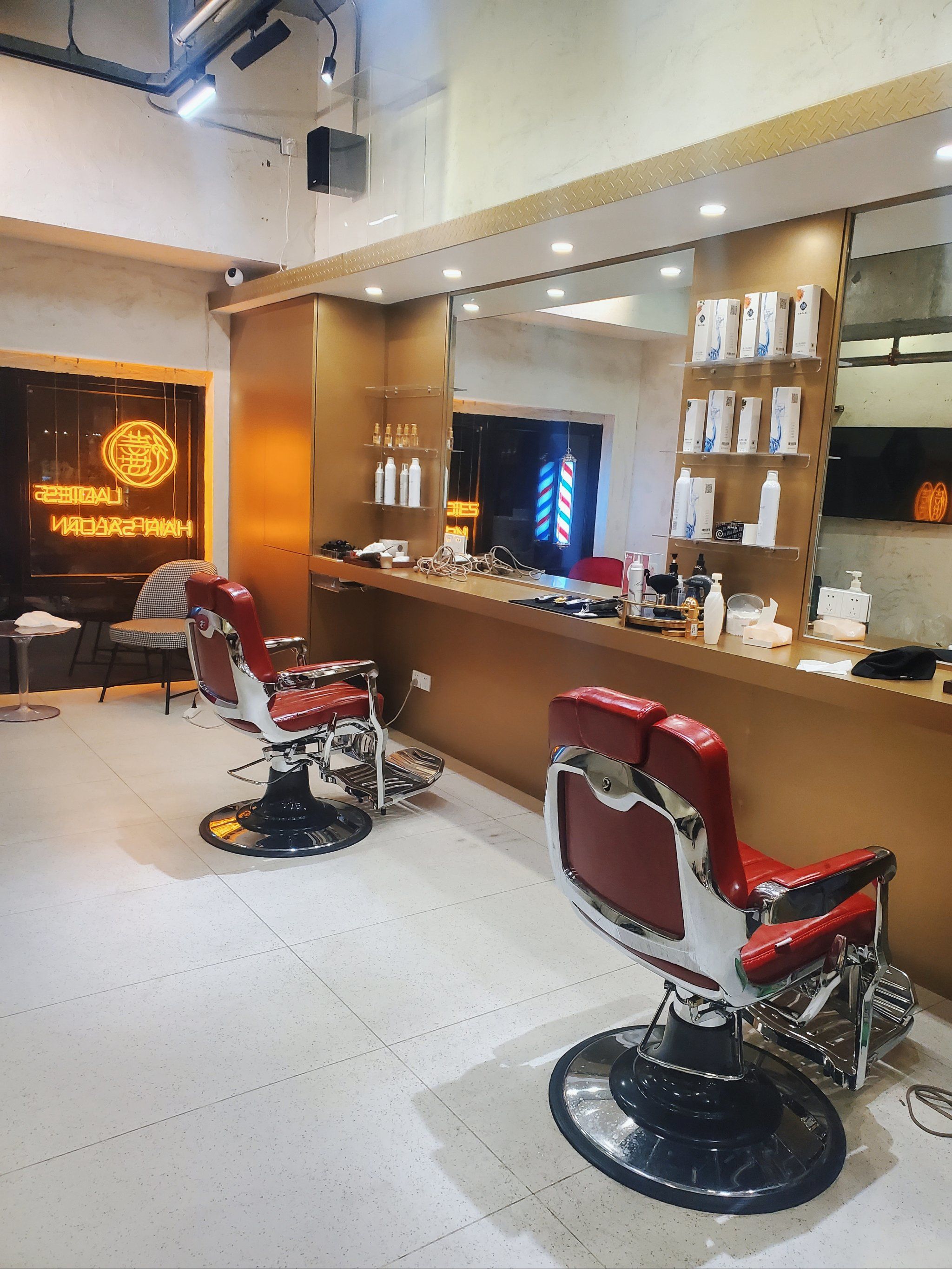 在苏河湾附近发现了一家复古理发店
看名字就非常港式的风格
男生