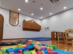 -抱抱熊托育中心(大悦城店)