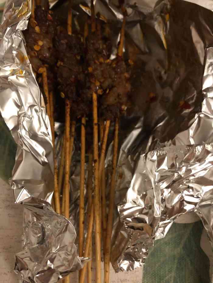 打分 点的外卖～小牛肉串巨好吃!肥瘦相间烤的也很香!五花肉味道一般!