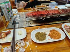 -哈尔滨小酒馆·鲜肉现穿自助烧烤(康新花园店)