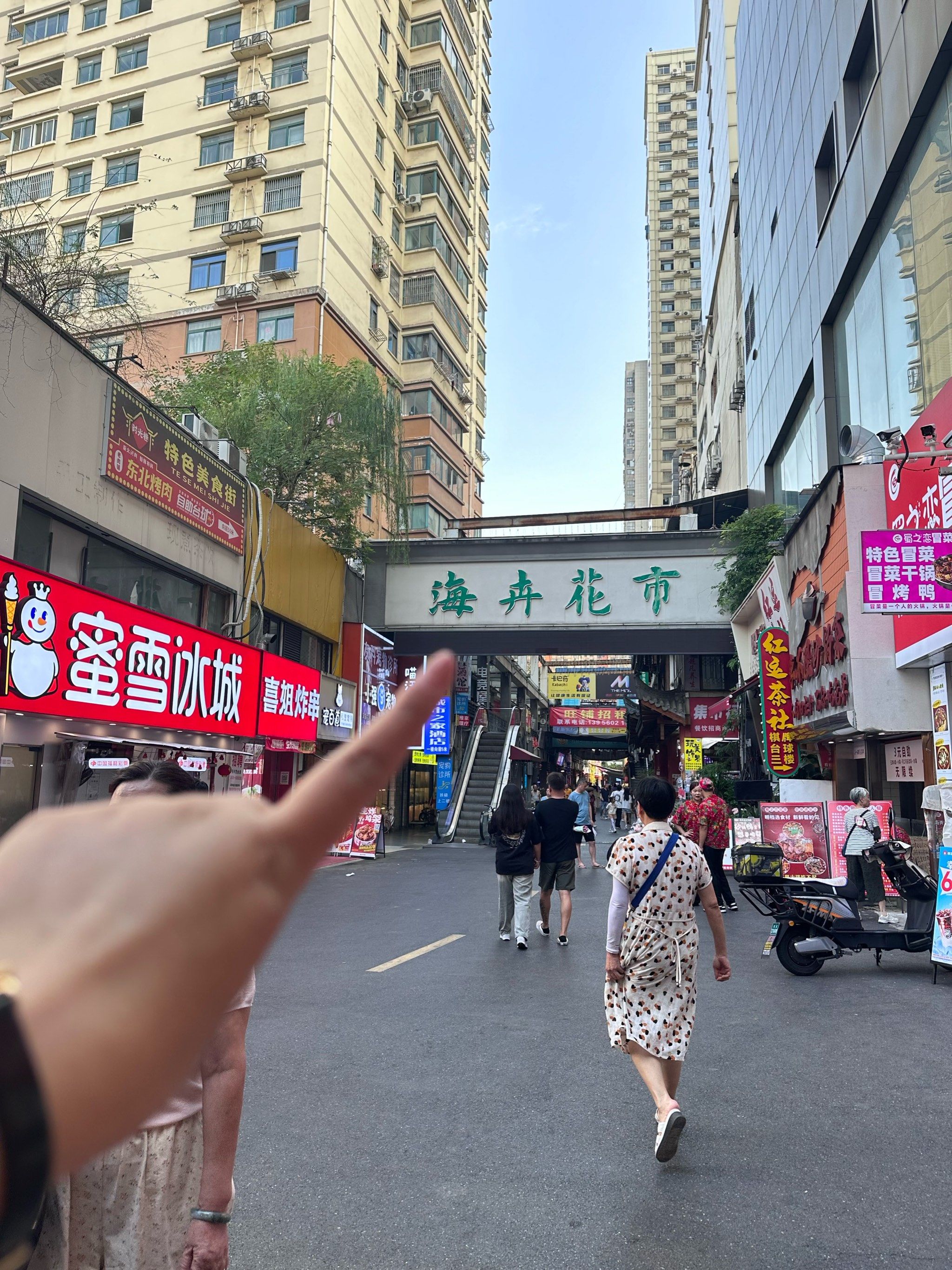 海卉花市太好逛了很多好看的花花和跟多很多美食