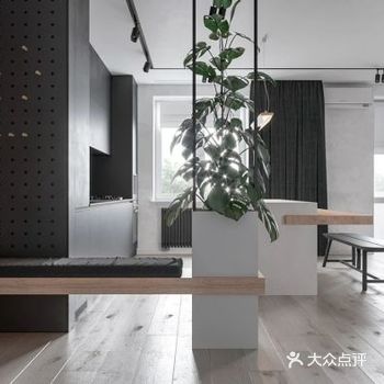 浴室的墙壁上覆盖着微混凝土，这是一种超耐久的涂层