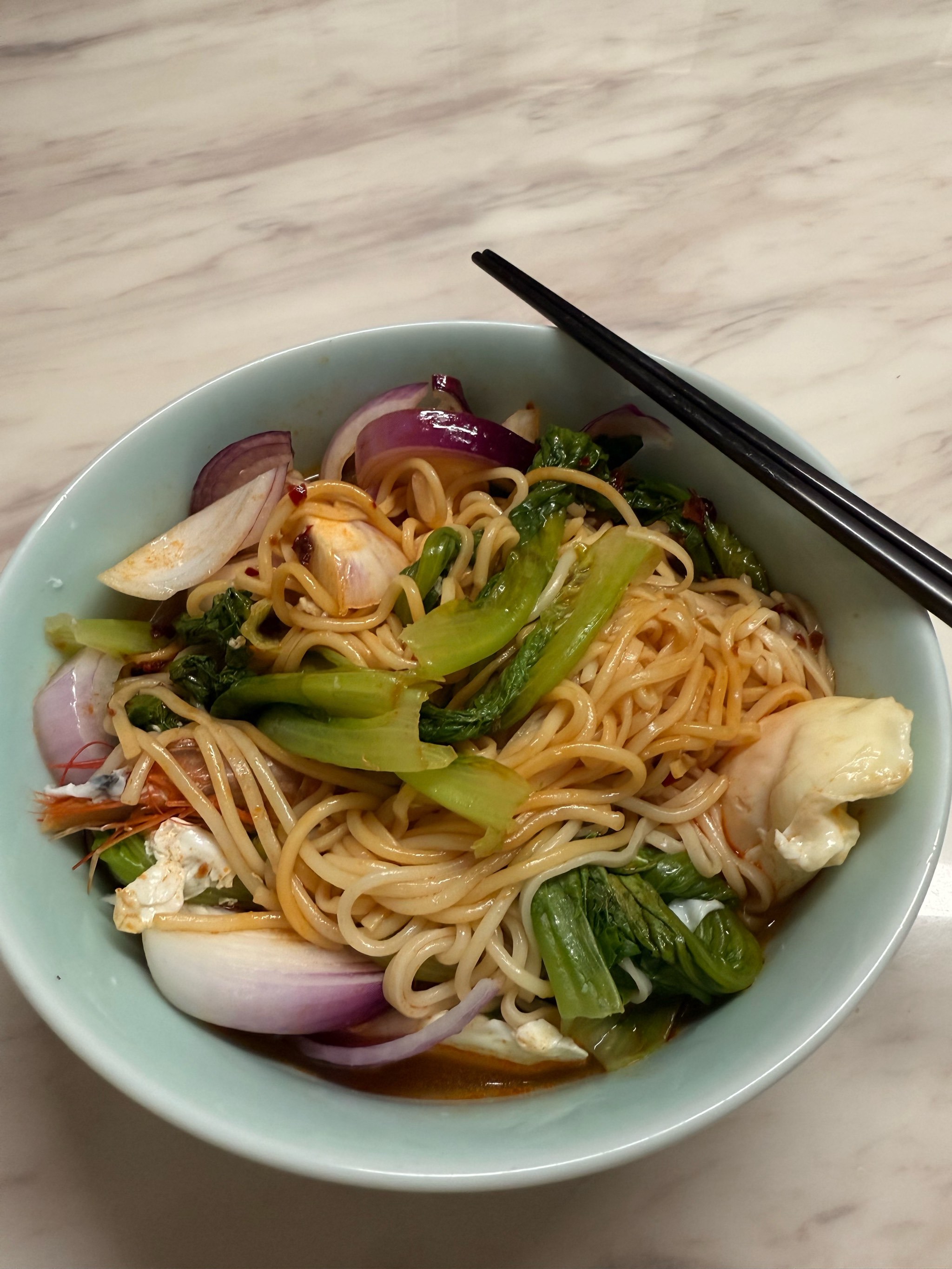 🍲【周五晚的轻盈美味】洋葱虾干鸡蛋面🍜