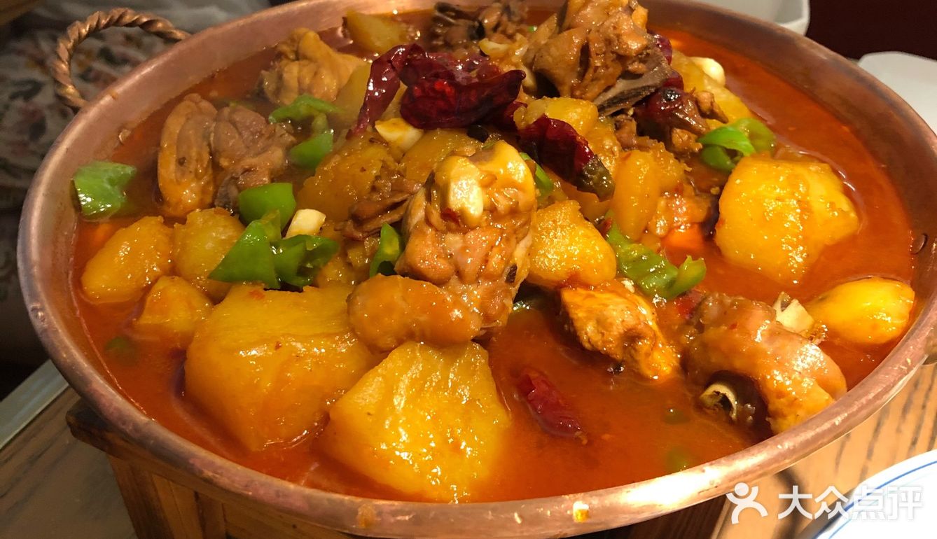 深圳的特色新疆菜大盘鸡羊肉串薄荷茶边吃边看民族舞蹈