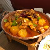 深圳的特色新疆菜大盘鸡羊肉串薄荷茶边吃边看民族舞蹈