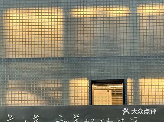 丝毫没有人少的感觉 队伍都排在外面