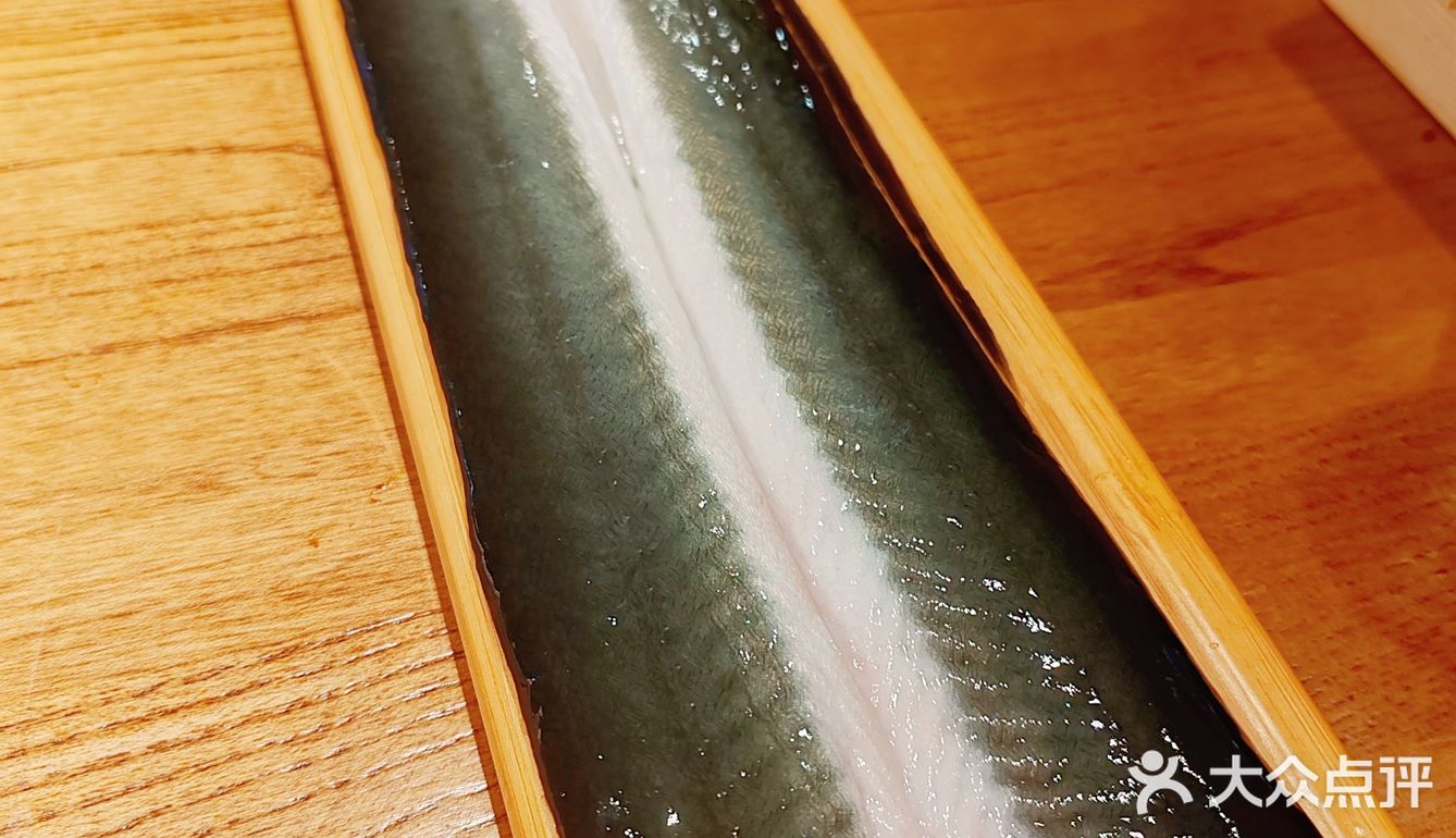 韩国街的魅力，炭烤鳗鱼和活章鱼的绝美之味