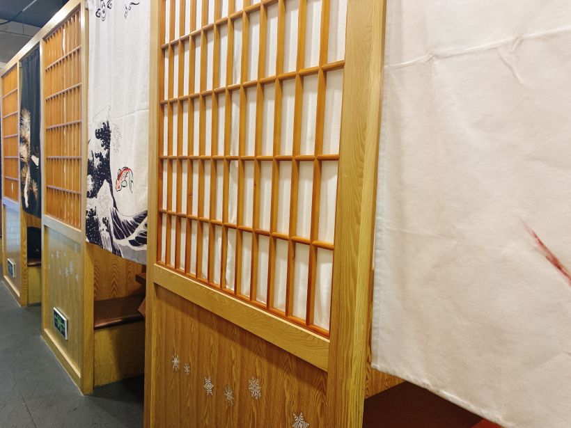 右边是四个小隔间 每个隔间都用木板和一块布隔开来 隔间里都可以坐3