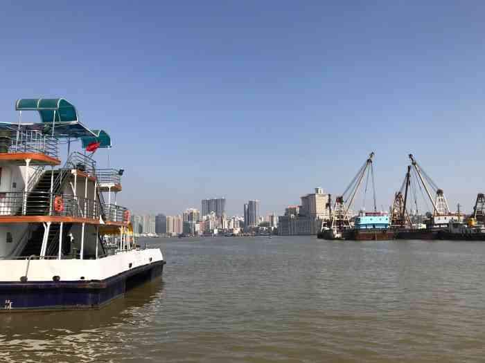 拍到的澳门渔人码头,从照片里已经傻傻分不清哪边是珠海哪边是澳门了