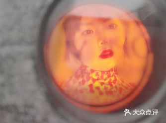 香水瓶下手了，用它中间对着镜头拍照，出来的感觉也很棒