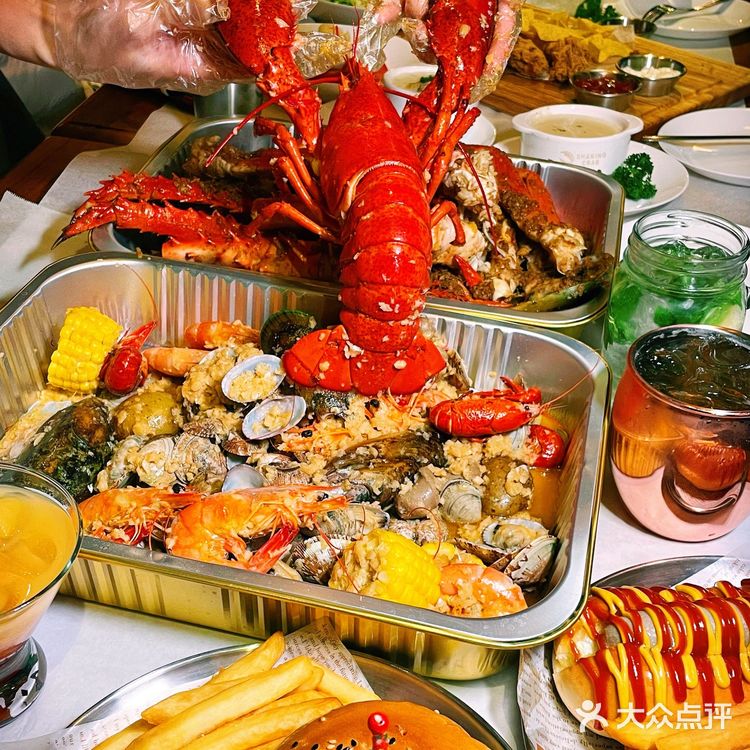 朋友聚餐首选地🦞鲜活波龙太豪横啦‼️