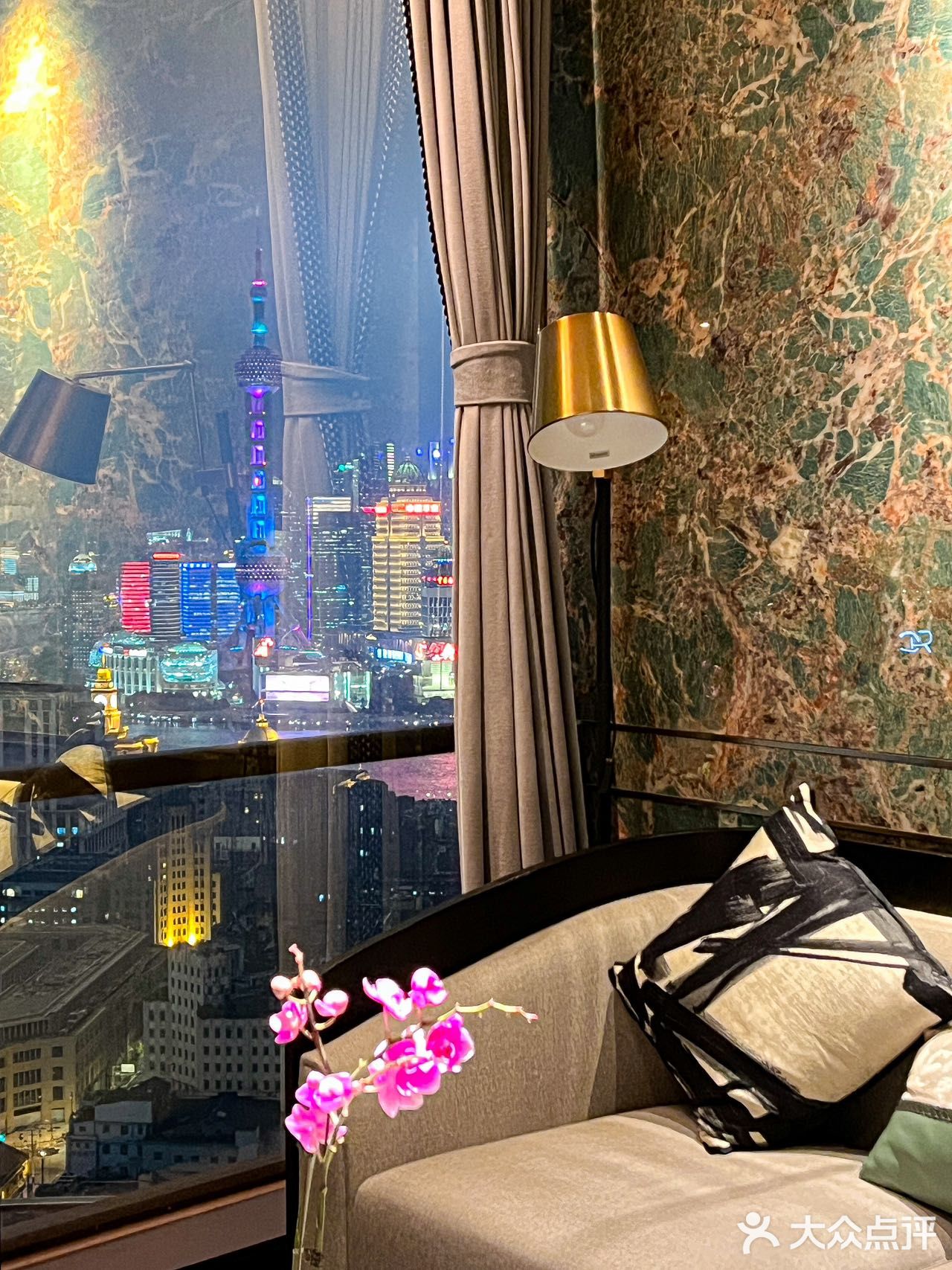 在云顶俯瞰一线江景