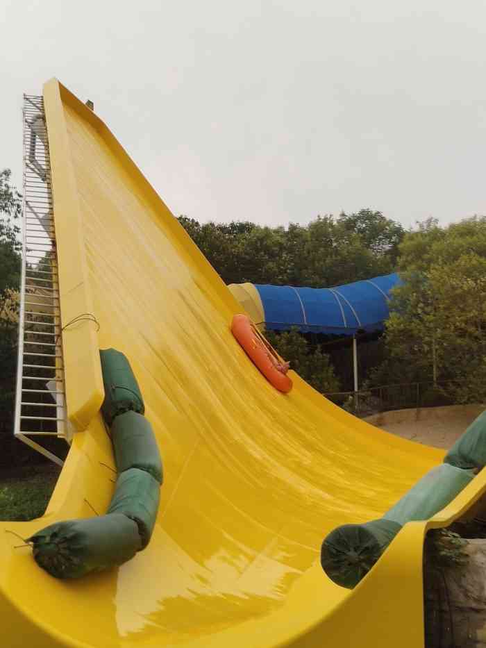 黄河谷马拉湾海浪浴场