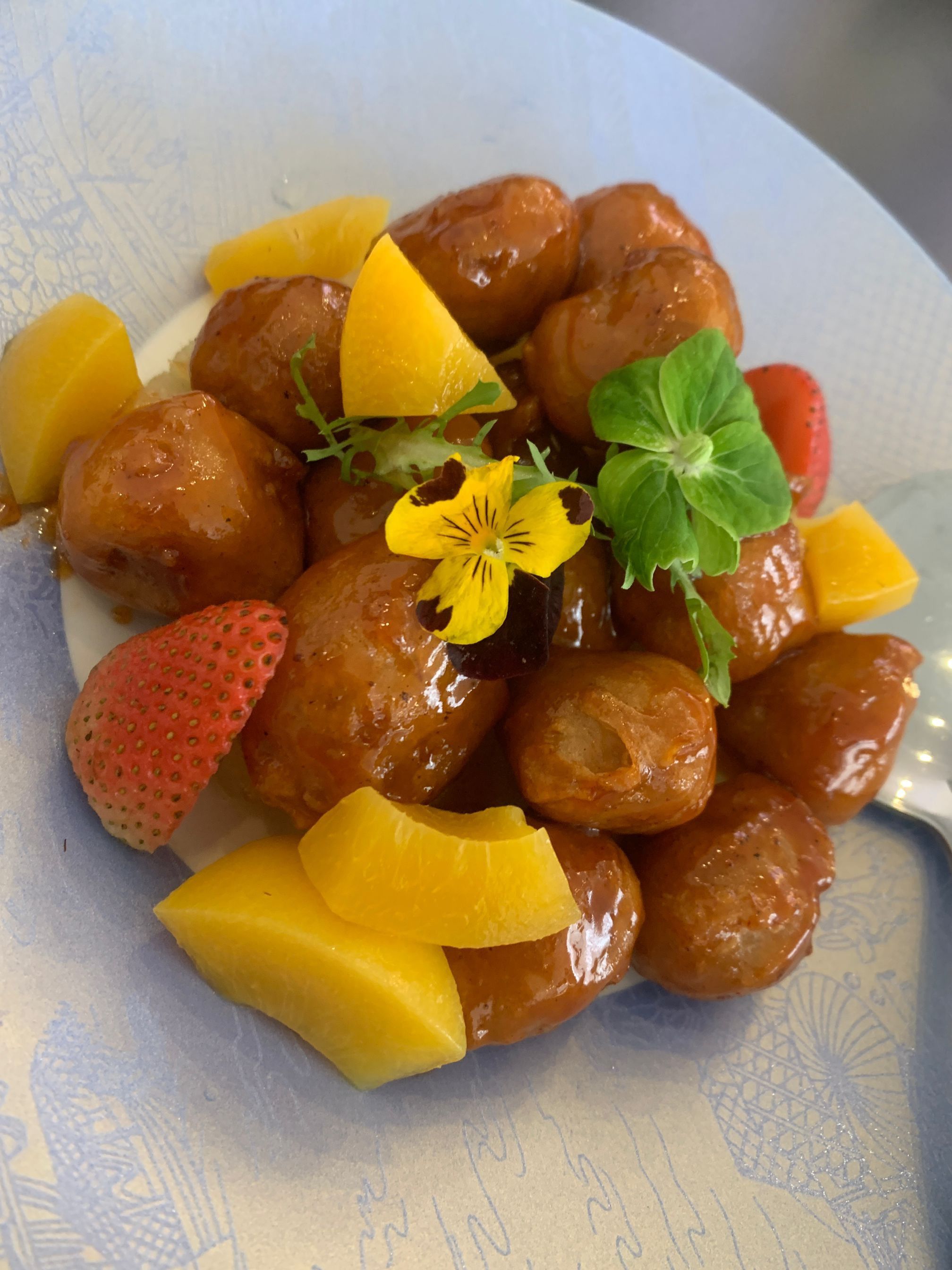 玻璃桌映精致美食