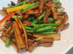 烧汁茶树菇炒牛柳-新兴家喻酒家·羊城名宴(昌岗店)