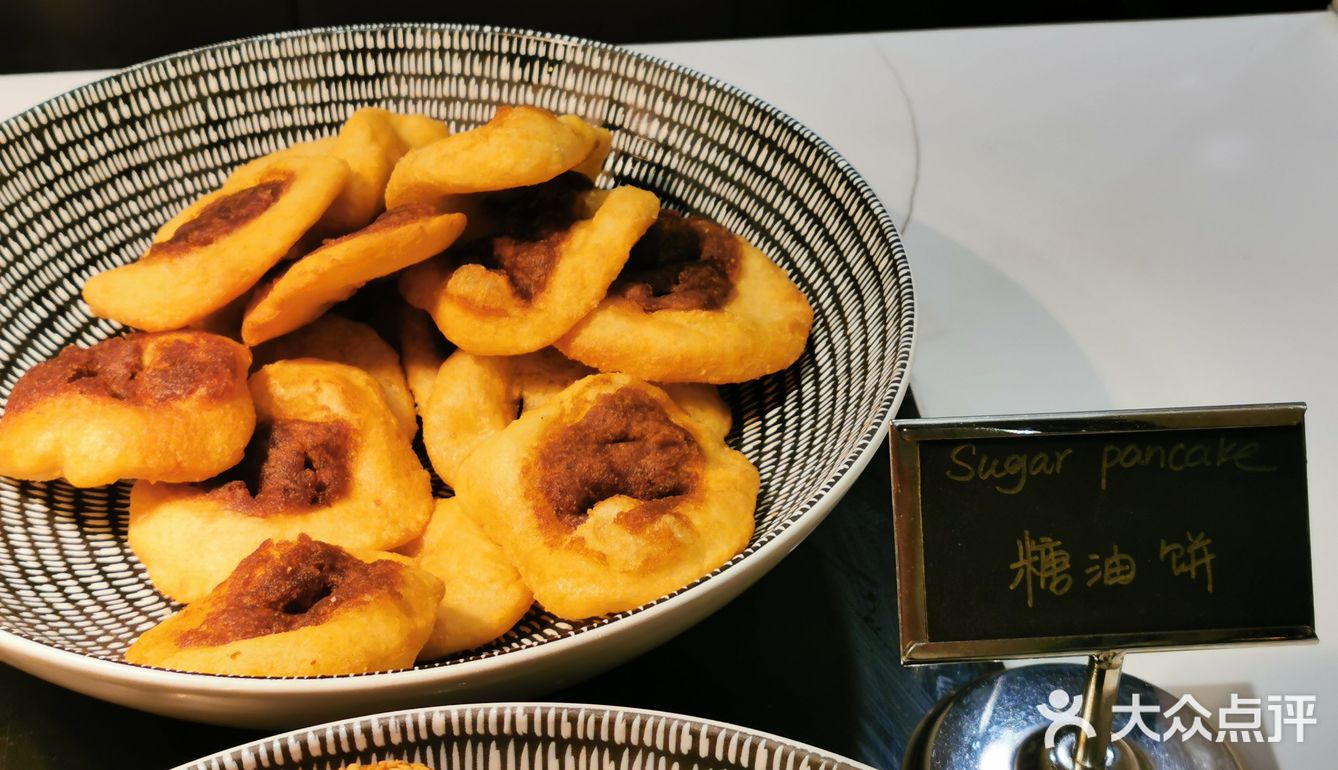 其实是酸酸的口味，很微妙。有调酒吧台，也有自助饮料