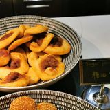 其实是酸酸的口味，很微妙。有调酒吧台，也有自助饮料