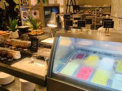 -Chom Cafe and Restaurant