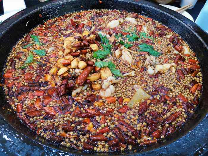 百盛怪味鱼-"来到重庆这个无辣无麻不欢的城市就只能跟着.