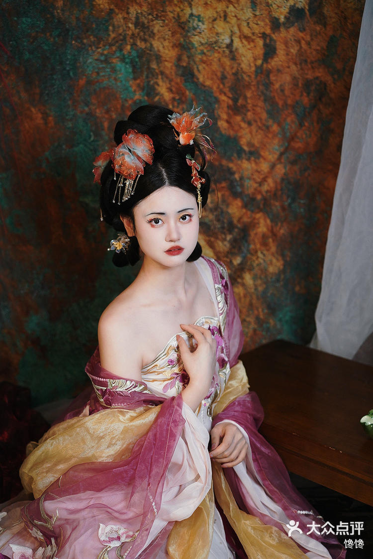 穿汉服露肩膀感觉很像盘子女人坊