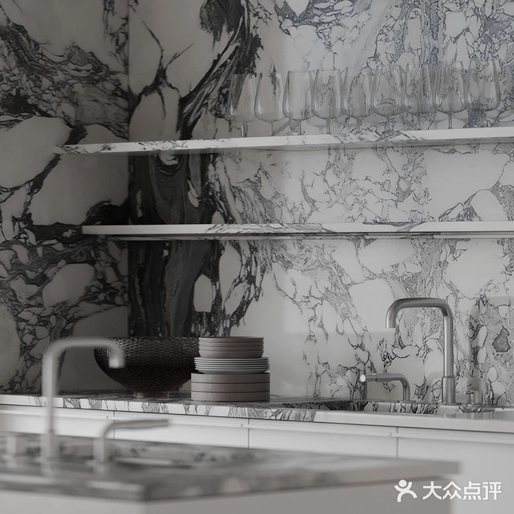 客厅中，设计师选用暖白色作为空间的主色调，奠定干净温