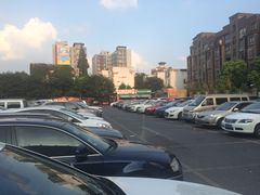 -沃尔玛购物广场-停车场