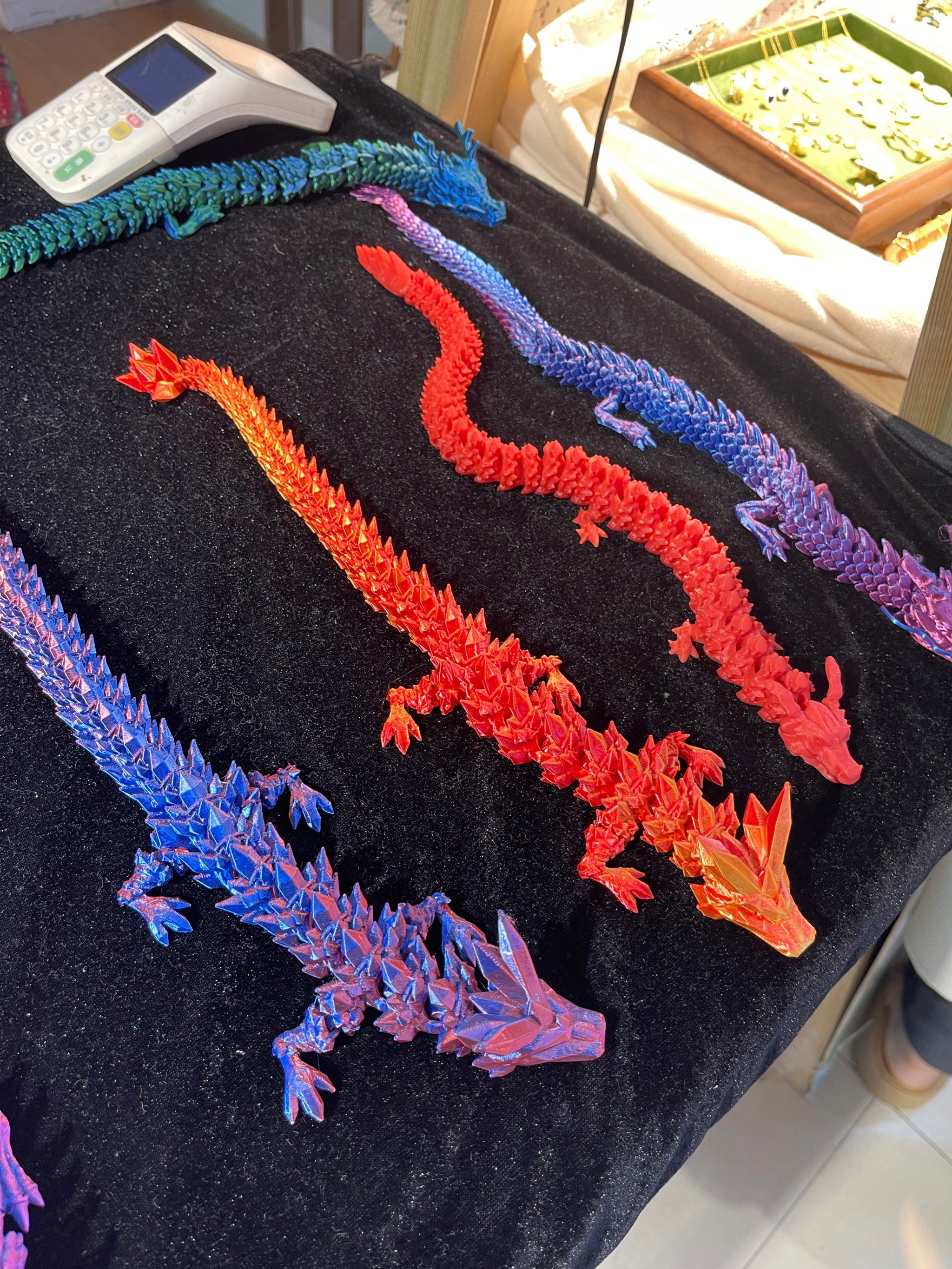 动,有点类似我们小的时候玩的那种玩具蛇,但是现在颜色和质量好了很多