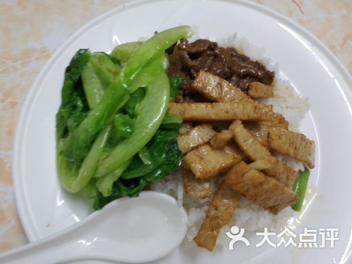 潮汕餐廳牛肉拼肉卷飯圖片 - 第1張