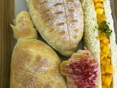 店员帮切面包-奈雪的茶(亨特国际广场店)