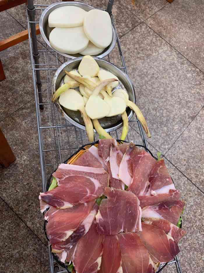 阿妈土锅鸡-"阿妈土锅鸡位于丽江七星街顶峰ktv斜对面.