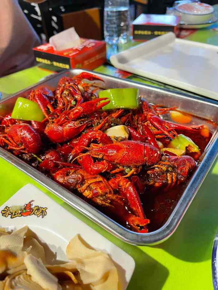 人真的很多 一到晚上超级热闹 龙虾相比别的店价格划算不少 味道也不