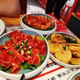 7点多到的还要等位，生意特别好，座无虚席