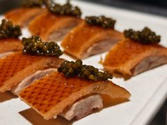 鱼子酱配鸭皮-小大董·烤鸭(凤凰汇店)