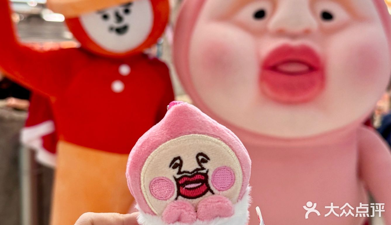 怂厂怎么会有这么丑萌丑萌的联名屁桃君啊!