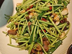 藜蒿炒腊味-荷栖小院·品质江西菜(红谷滩店)
