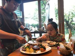 -Chom Cafe and Restaurant