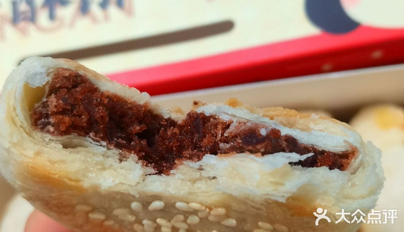 皮比馅儿要让人满意，非常酥层次很多！但是馅儿很少很薄一层..