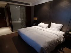 -武汉光谷广场杨家湾地铁站怡程酒店