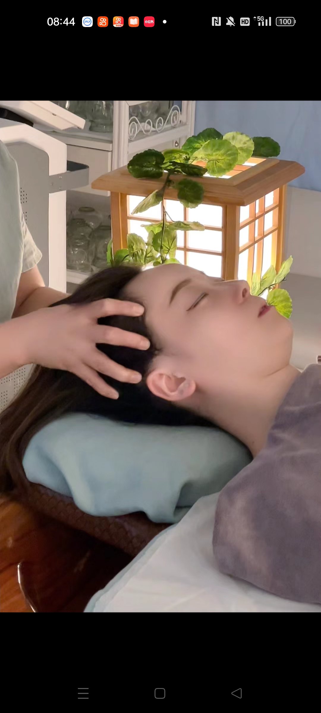 帮助小姐姐治疗头部