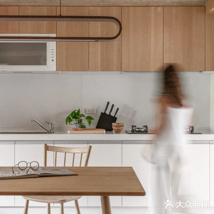 今日分享[礼花]简约风格装修，却比大多数人住的都舒坦。