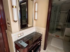 -深圳富苑皇冠假日套房酒店