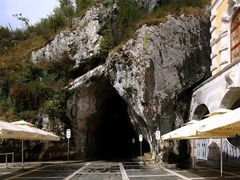 -波斯托伊纳溶洞